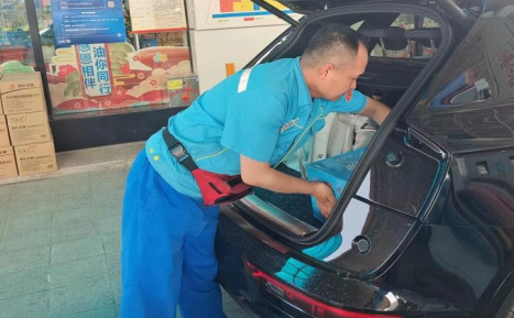 加油站員工為顧客提供裝車服務(wù) 加油站員工為顧客提供裝車服務(wù)