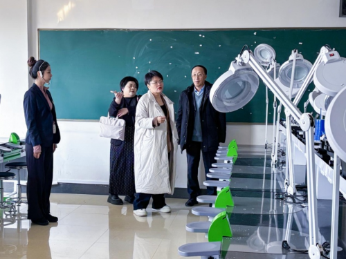 張培一行參觀學校實訓室 張培一行參觀學校實訓室